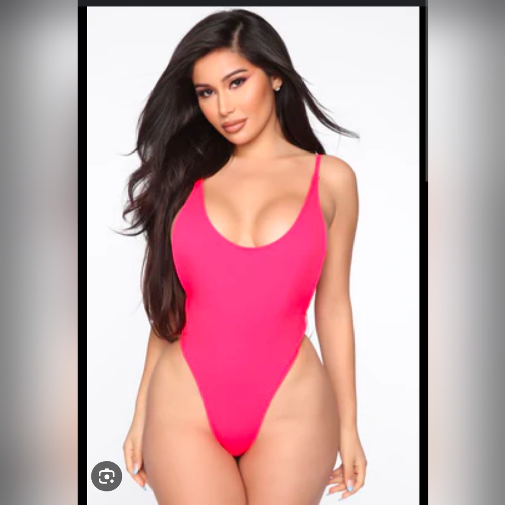 NWT Fashion Nova cut high one-piece swimsuit size M in coral